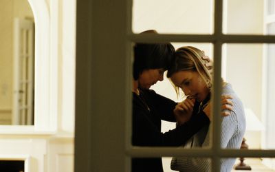 焦急的母亲和她的女儿。