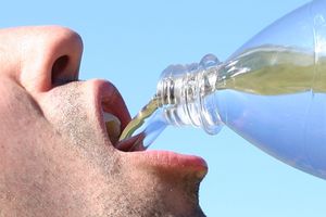 一个人饮用水关闭