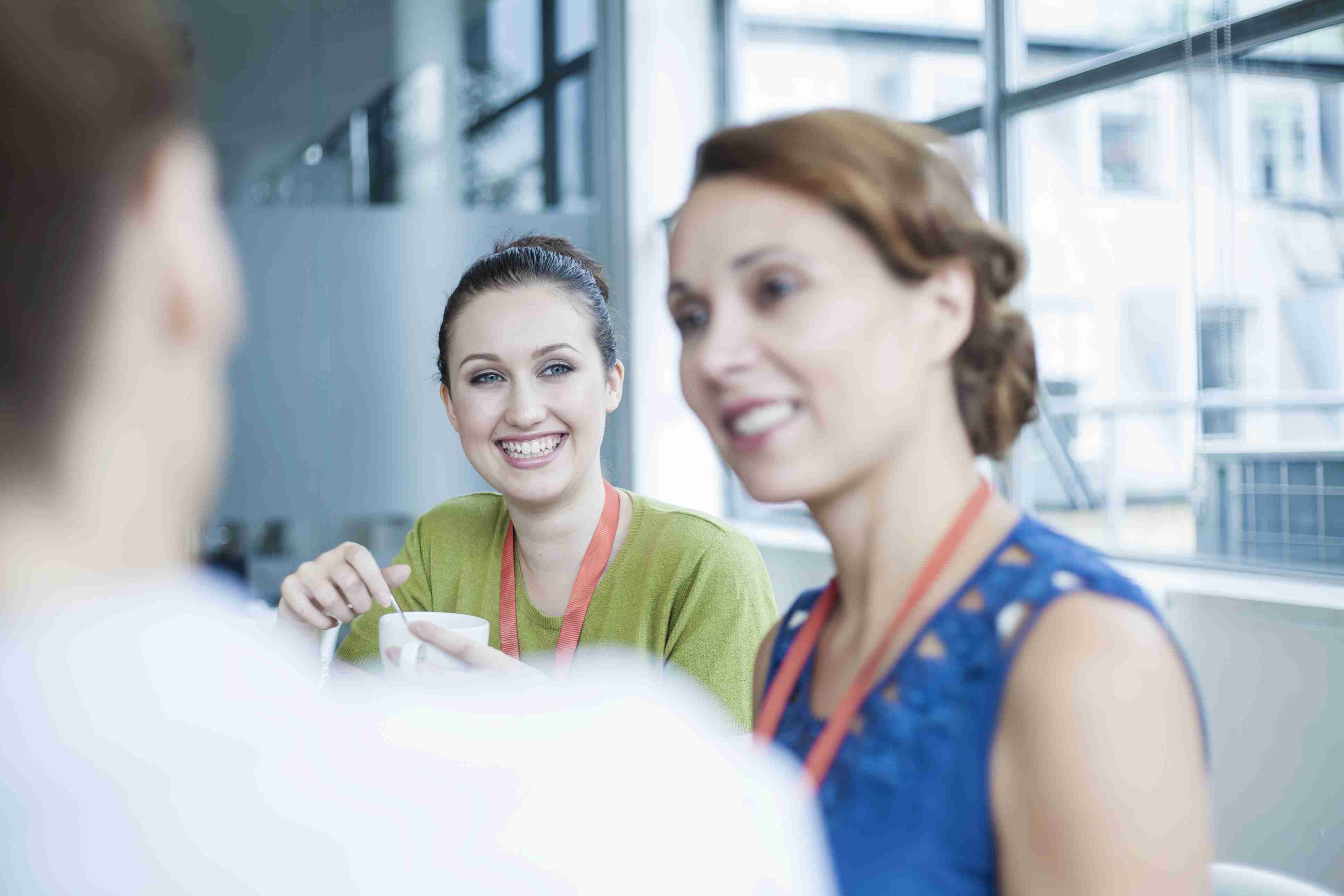 两个女人谈笑风生