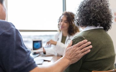 老妇人看到医生