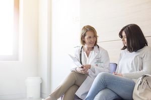 年轻女子和医生谈话