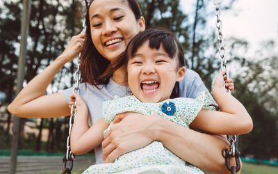 母亲和女儿一起挥舞